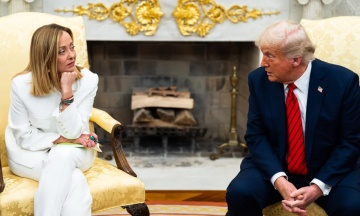 «Думав, що вона смілива, але помилявся». Трамп розкритикував премʼєрку Італії Мелоні, яка заступилася за Папу Римського