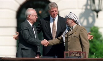 32 years ago, the leaders of Israel and Palestine shook hands at the White House. At that time, Jews, Arabs, Americans, and almost the entire world wanted peace — but it never came