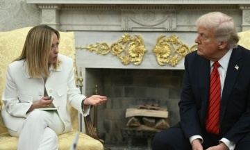There was a conflict between Donald Trump and Italian Prime Minister Meloni. The reason is in a joint photo