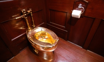 Золотий унітаз із палацу, де народився Черчилль, вкрали всього за пʼять хвилин. Деталі справи