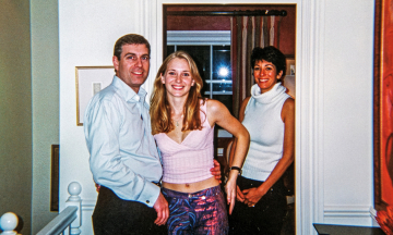 Ми прочитали посмертні мемуари Вірджинії Джуффре, яку роками експлуатував фінансист Джеффрі Епштейн. Ось що вона розповідає про зв’язок із (колишнім) принцом Ендрю