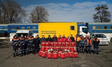 Український Червоний Хрест передав 50 колективних аптечок для «Укрзалізниці»