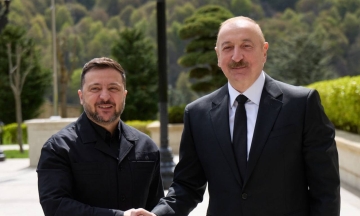 Зеленський приїхав в Азербайджан і зустрівся з українськими експертами ППО. Раніше інформації про їхню присутність у країні не було