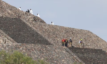 У Мексиці чоловік відкрив вогонь по натовпу туристів з вершини піраміди Місяця — є загибла та поранені