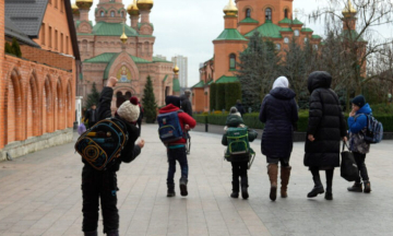 «Слідство.Інфо»: В Києві, при монастирі УПЦ МП працює школа, де діти вчаться за радянськими підручниками та співають російських пісень