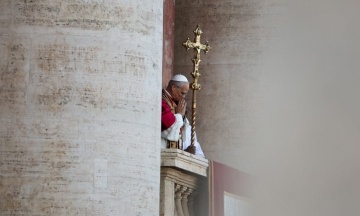 Pope calls for just and lasting peace in Ukraine