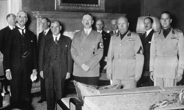 87 років тому жахливий диктатор захопив сусідню країну. Її зрадили союзники, бо дуже боялись війни. Врешті вони отримали і війну, і безчестя. Як Європа не пройшла випробування Чехословаччиною