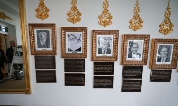 Трамп наказав встановити у Білому домі таблички з описом президентів США — Байдена назвали найгіршим