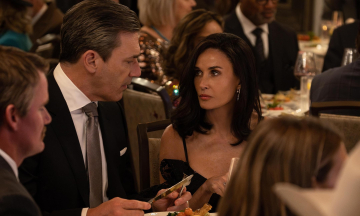 Що подивитися у вихідні. Напружений трилер «Звір у мені», документалка про Едді Мерфі та нові сезони «Палм-Рояль» і «Землевласника» з Демі Мур