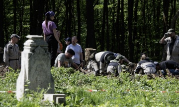 Polish-Ukrainian search operations have resumed in Puzhnyky, Ternopil region. Last time, 42 victims of 1945 were found there