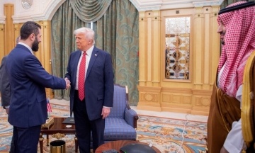 Donald Trump meets with Syriaʼs new leader