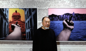 Художник Ай Вейвей таємно повернувся в Китай, бо скучив за матірʼю — ніхто цього не очікував. На батьківщині його майже забули, тому влада не стала його арештовувати (принаймні, одразу)