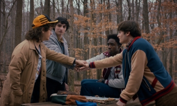 Що подивитися у вихідні. Довгоочікувані «Дивні дива», ромком із зіркою «Статевого виховання» і красива документалка про льодовиковий період з ведучим Томом Гіддлстоном