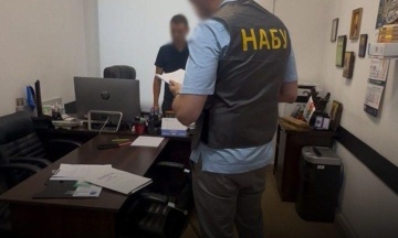 НАБУ та САП проводять спецоперацію з викриття злочинної групи. Серед імовірних учасників — нардепи та представники ОП