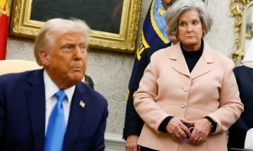 Глава апарату Білого дому Сьюзі Вайлз назвала «сфабрикованим» матеріал, в якому вона порівняла Трампа з алкоголіком, а Венса з конспірологом