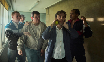 Що подивитися у вихідні. Напружені драми з Кілліаном Мерфі та Метью Макконагі, бойовик з Марком Волбергом і моторошний серіал про маніяка-прототипа злодіїв з «Психо» і «Мовчання ягнят»