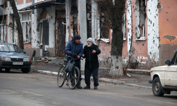 На деокупованих територіях люди живуть із тими, кого вважають зрадниками і колаборантами. Чи можливо їх примирити? Відповідає медіаторка, яка збирає їх за одним столом