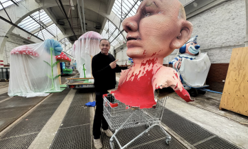 Суд у Росії заочно засудив німецького скульптора за сатиричне зображення Путіна і патріарха Кирила