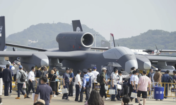 Китай вперше підняв у повітря найбільший у світі «авіаносець» дронів