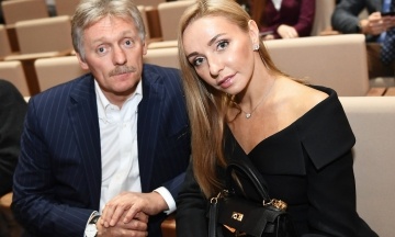 Дружина Дмитра Пєскова намагається зняти санкції ЄС і вимагає €2 млн компенсації