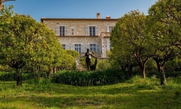 З музею Ренуара у Франції викрали чотири картини вартістю €9 млн. Дві з них знайшли в саду