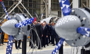 Усі обговорюють, що російська економіка тепер уже точно «тріщить по швах» і Володимир Путін буде змушений зупинити війну. Це правда? Відповідають економісти (спойлер: ні)