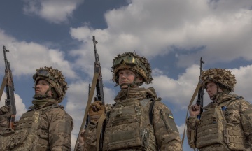 «Бабель» розбирає трансформацію війська, яку Міноборони оголосило минулого тижня. Максимально детально: виплати, відстрочки, відпустки, бронь, поїздки за кордон, СЗЧ, переведення (та багато іншого)