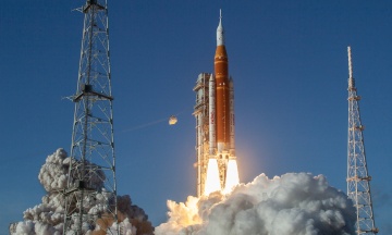 Запит на екстрадицію Міндіча і Цукермана, запис розмов Лаврова і Сіярто та місія до Місяця. Головне за тиждень