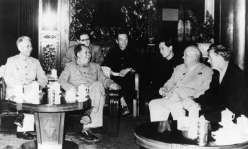 Щоб налякати світ, китайські і кремлівські диктатори демонструють дружбу і єдність, а за лаштунками принижують один одного і шантажують. Історія непростих стосунків Сталіна, Мао і Хрущова