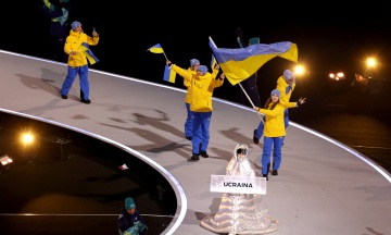 Україна вимагає від МОК провести внутрішнє розслідування, чому росіянка несла табличку України на відкритті Олімпіади