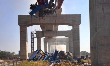 У Таїланді будівельний кран упав на потяг: відомо про щонайменше 32 загиблих