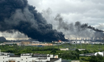 Ukrainian troops strike Moscow oil refinery for second time in a week. Oil depot and bridges in occupied territories also under attack