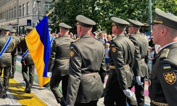Ukrainian military personnel marched for the first time in a parade in Brussels. Spectators greeted them with shouts of “Glory to Ukraine!”