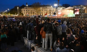 У Будапешті зібралося понад 100 тисяч людей на антиурядовому концерті перед виборами
