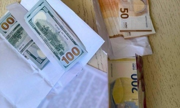 На Тернопільщині викрили податківців, які вимагали хабарі від бізнесу — на цьому вони заробили €75 тисяч