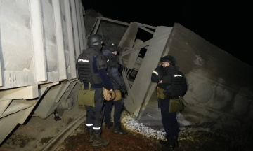 Вночі росіяни атакували Україну дронами. Через це зійшов з рейок поїзд