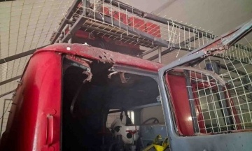 Росіяни вдарили по автобусу на Дніпропетровщині та атакували пожежну частину на Сумщині. Головне про атаки