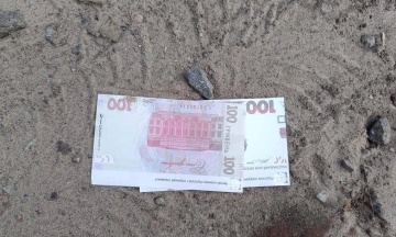 Росіяни скидають з дронів фальшиві гроші з QR-кодом. Влада просить не чіпати їх