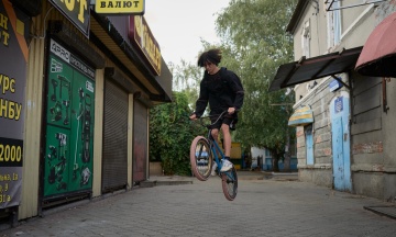 Як війна вплинула на молодь — людей, яким будувати майбутнє. Що вони думають про мобілізацію та еміграцію, державну мову та заборону російського контенту — ось результати соціологічного дослідження