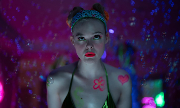 Що подивитися у вихідні. Драмеді з Ель Феннінг, комедія від Адама Сендлера та документалка про горил з Девідом Аттенборо і несподівано насиченим сюжетом