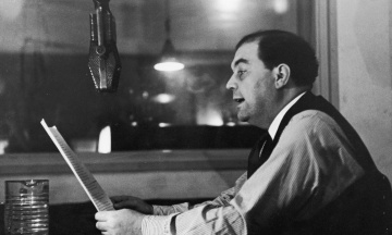 Journalist and author Peter Pomerantsev shares how to win the information war against Putin. The role model is the Briton who outwitted Hitler