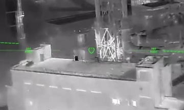 Українські війська вночі били по російському заводу та ешелонах з пальним