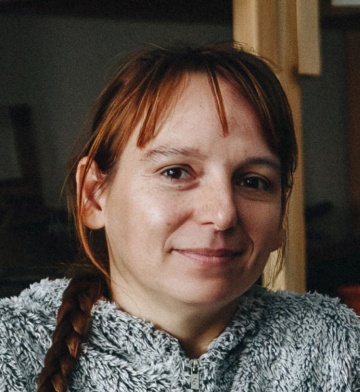 <p>«Є скарби, яких більше ніде ніколи ти таких схожих не знайдеш. А ми в Києві не можемо знайти їм приміщення? Є фонд нежитлових приміщень, які підходять для схожих завдань. Але знаєте, як у нас часто вирішується: хто має звʼязки, вплив чи владу — тим це вдається легше. А в мене таке враження, що ми якісь прокляті сироти, які вічно: “Подайте, будь ласка”. Але ж це не для себе, це для оцього всього».</p>