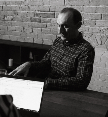 У 2019 році хтось спланував операцію, результатом якої стали «плівки Єрмака». Скандал вщух, а питання про його ідеолога лишилось. Знайомтесь: «хтось» — Роман Червінський, а це його версія подій