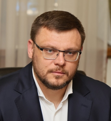 <p>Аудит відзначив високу якість досудового розслідування в НАБУ. Щоб тримати цей рівень, частину детективів обираємо з досвідом. Також надаємо можливість влаштуватись молодим людям (наприклад, тим, що проходили практику в НАБУ). «Новачки» від 2023 року — зараз провідні детективи в операції «Чисте місто». Щодо непрозорості відбору — це [неправда]. У конкурсну комісію входять працівники НАБУ та два представники ради громадського контролю. Конкурс включає тест General Skills, знання законодавства, співбесіду, поглиблену перевірку доброчесності. У конкурсах на керівні посади в підрозділи детективів співбесіда на морально-ділові якості тепер транслюється онлайн.&nbsp;</p>