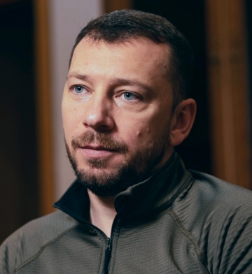 <p>[Наші] прокурори займають активну позицію та виконують відведену їм законом роль процесуальних керівників досудового розслідування. [Якщо ми встановлюємо, що прокурор неефективний], ухвалюється рішення про зміну групи прокурорів у такому кримінальному провадженні. Аналізуючи проактивність прокурорів, варто врахувати, що наразі САП налічує 41 прокурора, НАБУ — 280 детективів. Середнє навантаження на прокурора — це 40 справ. Прокурори також обстоюють справи в суді. Крім того, сторонній експерт взагалі не може оцінити проактивність прокурора у справах. Адже це внутрішня комунікація між НАБУ та САП.</p>