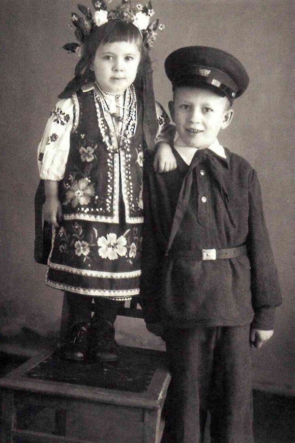 Вʼячеслав Брюховецький з молодшою сестрою Тетяною, середина 1950-х років.