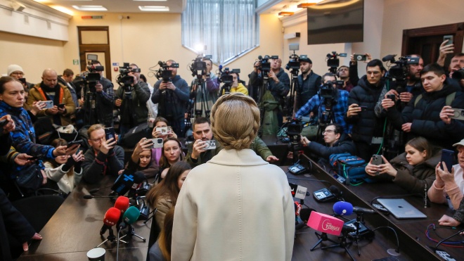 НАБУ і САП обвинувачують Юлію Тимошенко в підкупі депутатів. Вона каже, що захищає країну від зовнішнього управління. Що відомо про справу і які питання залишаються без відповідей. Пояснюємо