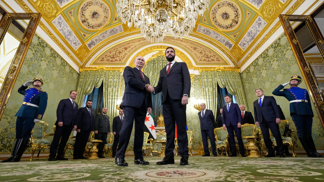 Новий президент Сирії дев’ять років воював з РФ, а тепер приїздить у Кремль і тисне руку Путіну. Як до цього дійшло і до чого тут Ізраїль. Пояснює «Бабель»