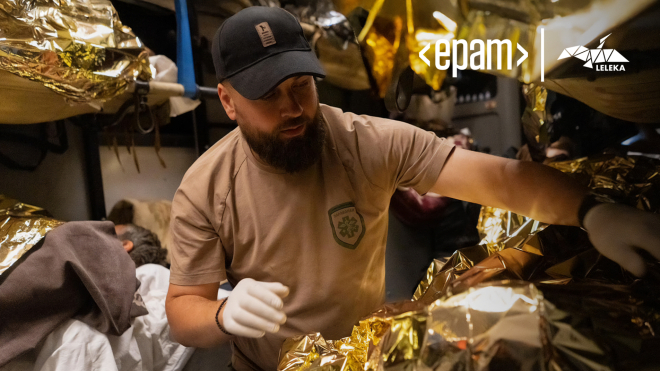 «Коли бачиш багато смертей, життя набуває нового смаку. Або не відчуватимеш його взагалі, або цінуватимеш максимально». Розмова з Романом Холодовим — людиною, яка врятувала десятки тисяч життів